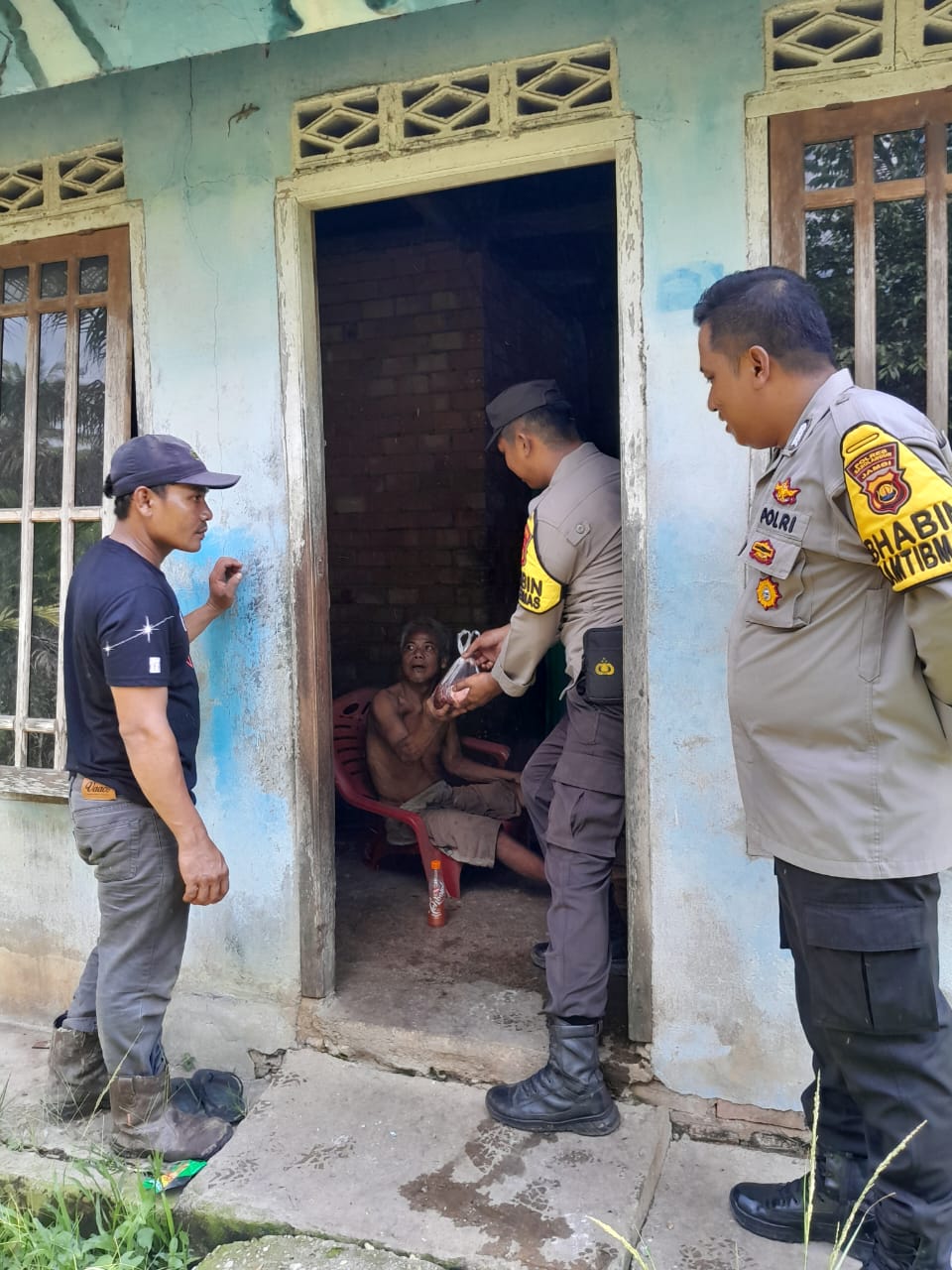 Polres Sarolangun di Jajaran Polsek Mandiangin Laksanakan Pembagian Qurban pada Warga