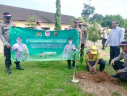 TRANSFORMASI POLRI PRESISI YANG MENYONGSONG INDONESIA EMAS Polres Sarolangun Polsek Pelawan Singkut Laksanakan Penanaman Pohon Penghijauan.