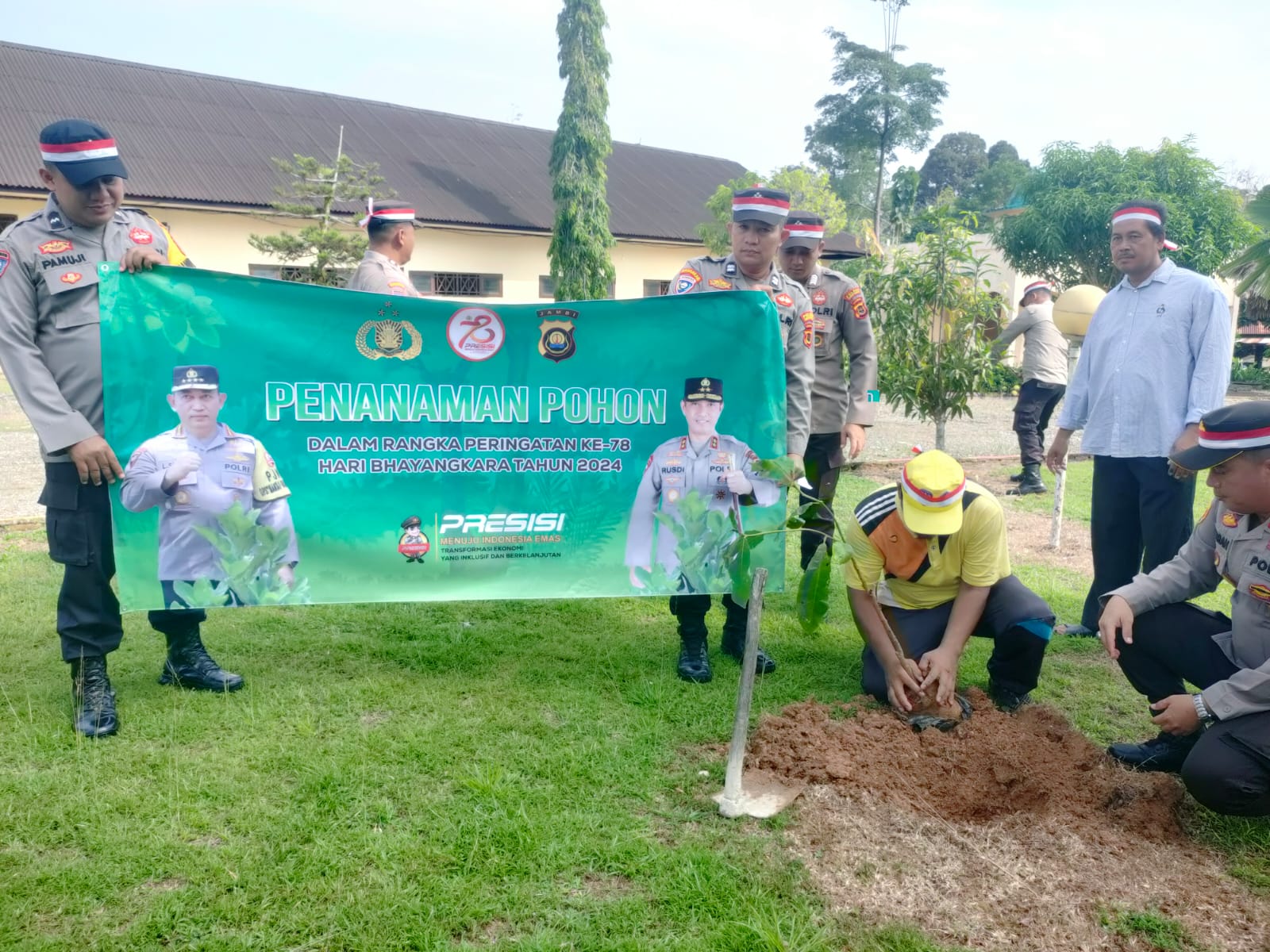 TRANSFORMASI POLRI PRESISI YANG MENYONGSONG INDONESIA EMAS Polres Sarolangun Polsek Pelawan Singkut Laksanakan Penanaman Pohon Penghijauan.