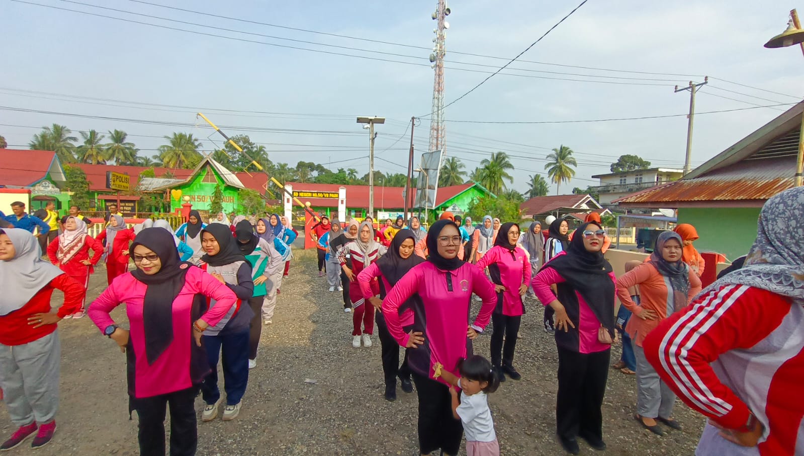 Jajaran Polsek Pauh Polres Sarolangun Gelar Olahraga bersama Masyarkat dalam Rangka HUT Bhayangkara ke-78