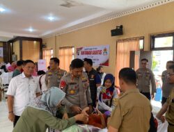 Polres Sarolangun Diserbu Anak Anak, AKBP Budi Prasetya Gendong Peserta Khitanan massal Dalam Rangka Hari Bhayangkara ke 78