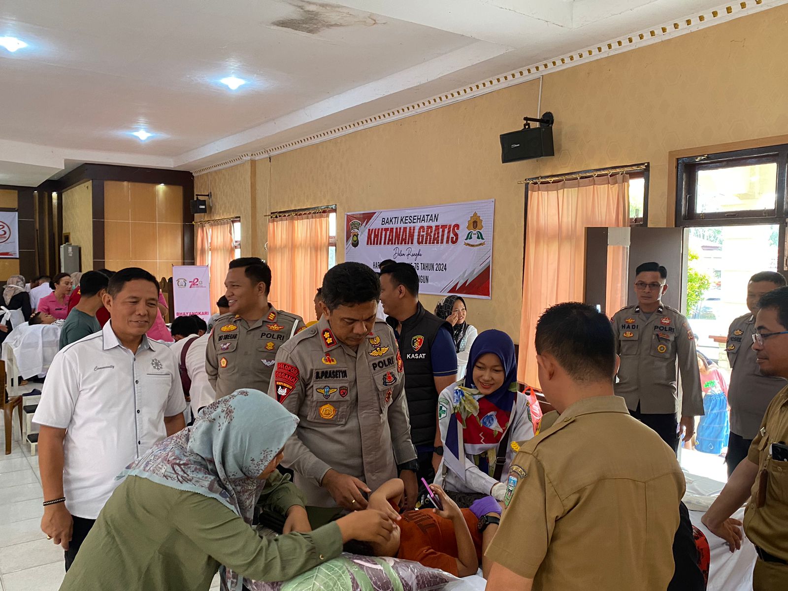 Polres Sarolangun Diserbu Anak Anak, AKBP Budi Prasetya Gendong Peserta Khitanan massal Dalam Rangka Hari Bhayangkara ke 78