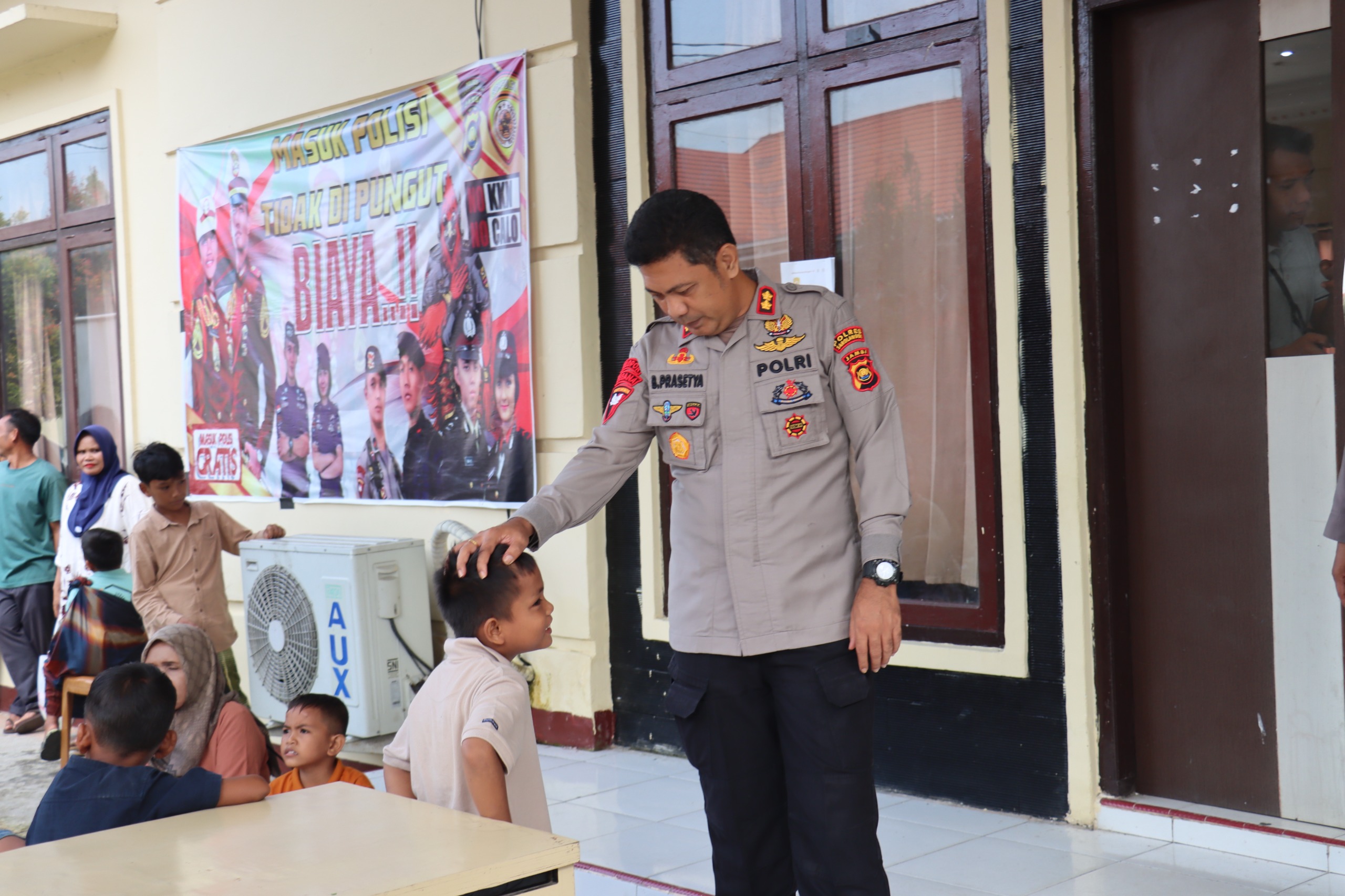 Polres Sarolangun Diserbu Anak Anak, AKBP Budi Prasetya Gendong Peserta Khitanan massal Dalam Rangka Hari Bhayangkara ke 78