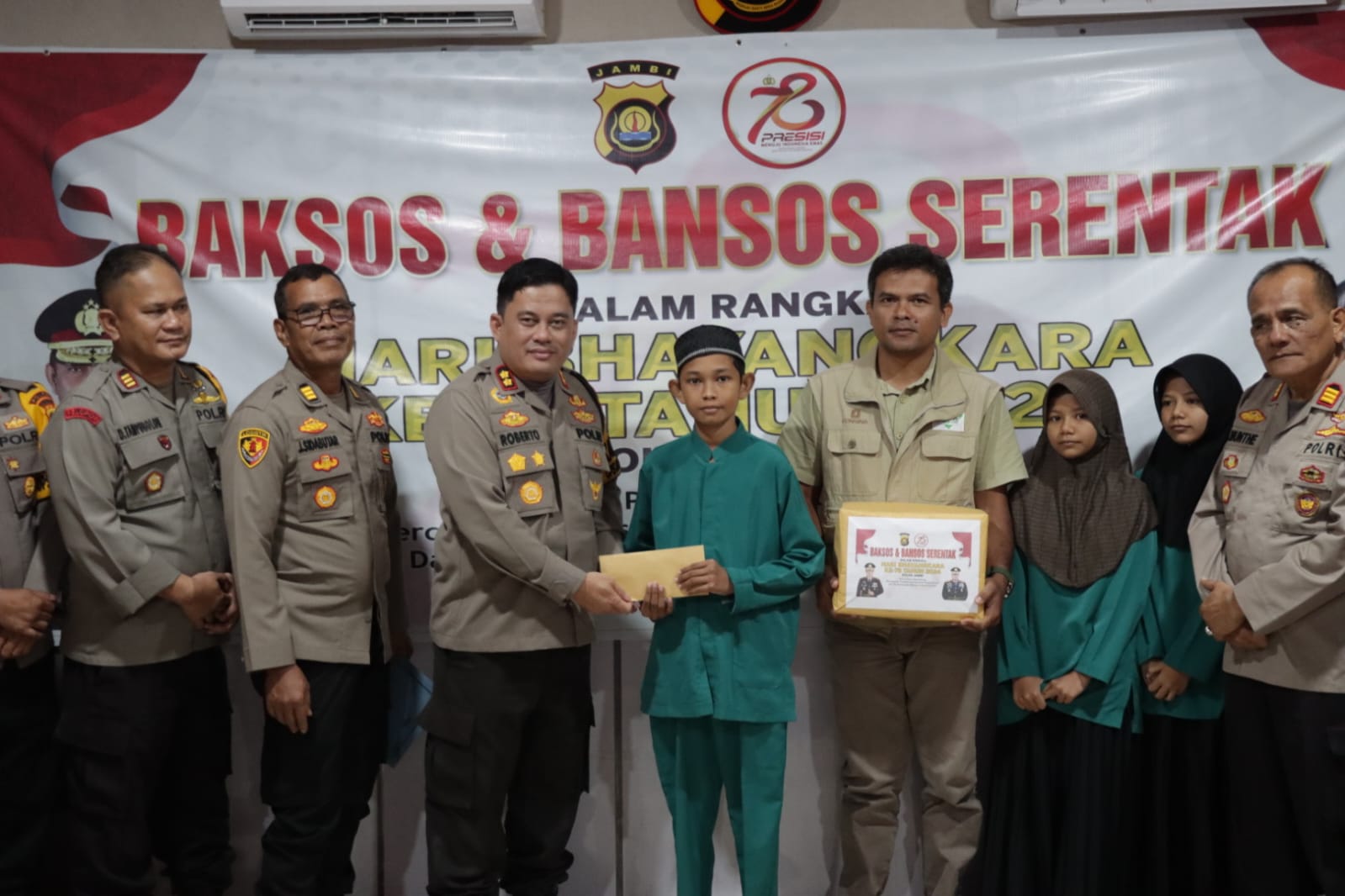 Polres Merangin Gelar Baksos dan Bansos Serentak, Serahkan Sembako kepada SAD dan Yayasan Rumah Amal Sariah Umat Panti Yatim Kasih Umur