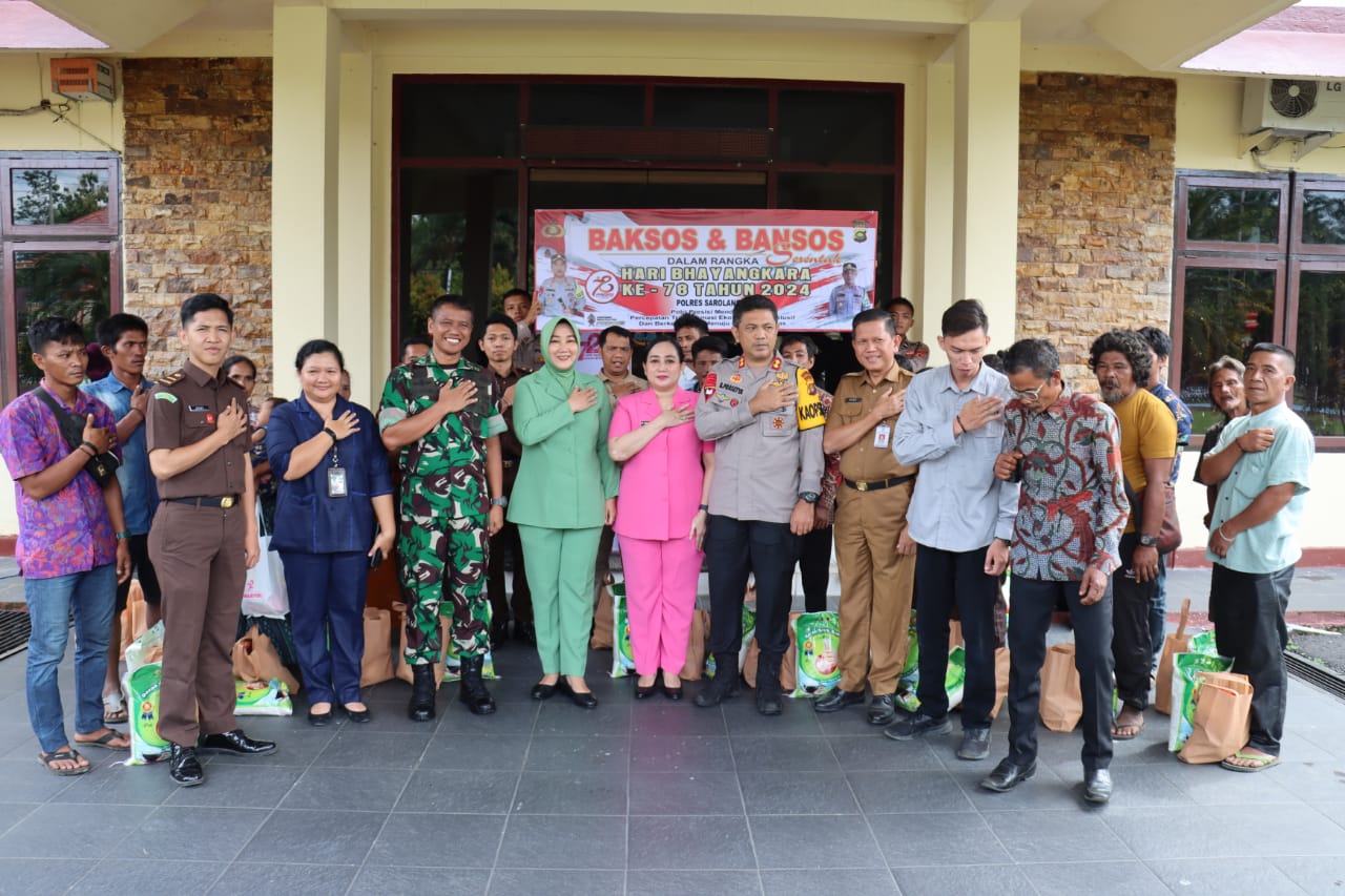 Dandim 0420/Sarko hadiri kegiatan Kapolres Sarolangun Bagi Bansos Kepada Warga SAD Dalam Rangka Hari Bhayangkara ke 78