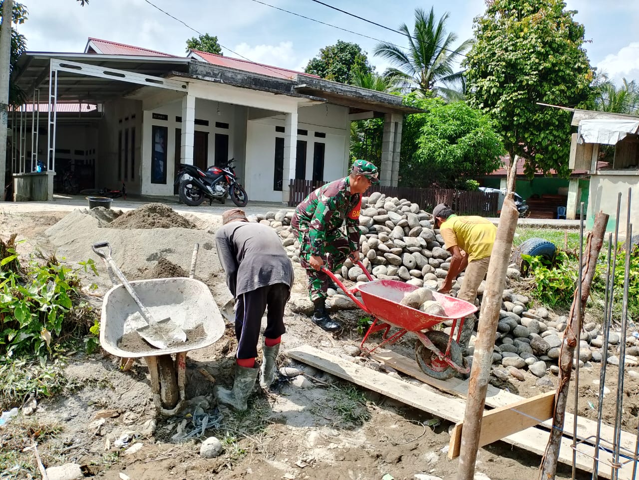 Bersama warganya, Babinsa Gotong Royong di desa binaan