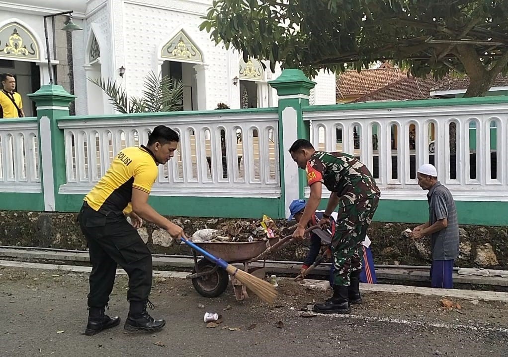 Solid, Serda Fendi Bersama Bhabinkamtibmas Dan Warga Pulerejo Bersihkan Lingkungan