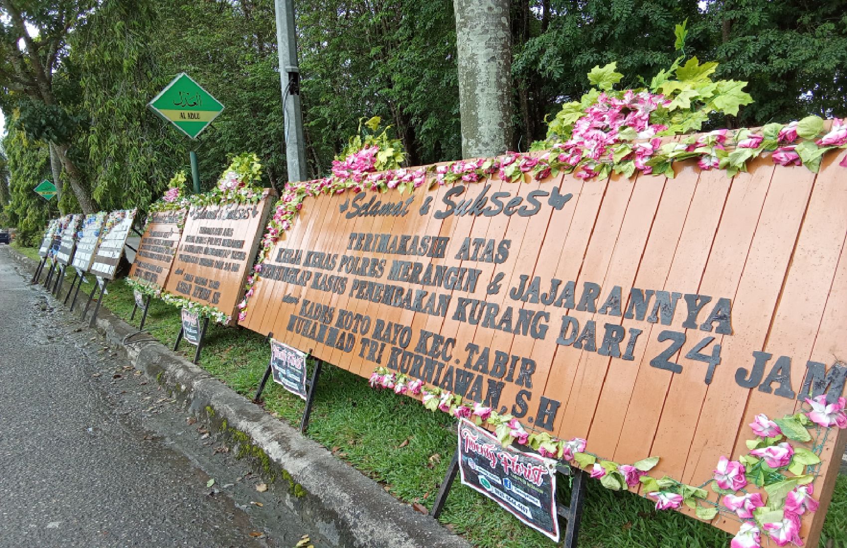 Dipenuhi Karangan Bunga atas keberhasilan Polres Merangin ungkap Kasus Penembakan di Tabir Selatan.