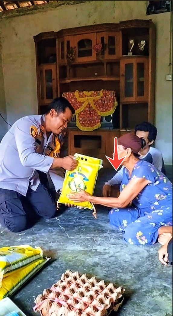 Mengais Rizki sebagai pencari Brondolan, Perempuan Tua Usia 60 Tahun Mendapat Perhatian Komunitas Jum’at Berkah Tabir Selatan 