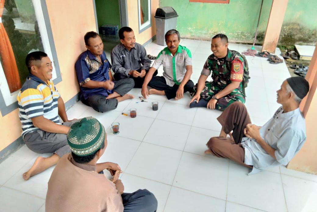 Dukung Tugas Pokok, Babinsa Komsos Dengan Tokoh Masyarakat 