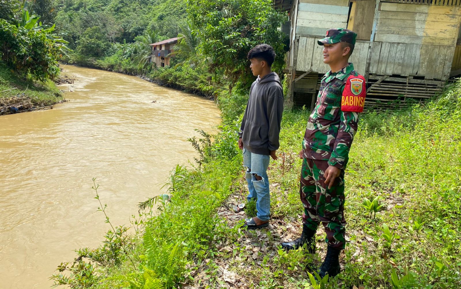 Babinsa Patroli Wilayah Waspada Bencana Alam, Banjir Dan Longsor