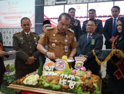 Pj Bupati Beri Tumpeng ke Kapolres Merangin Pada HUT Bhayangkara ke-78 di Mapolres Merangin