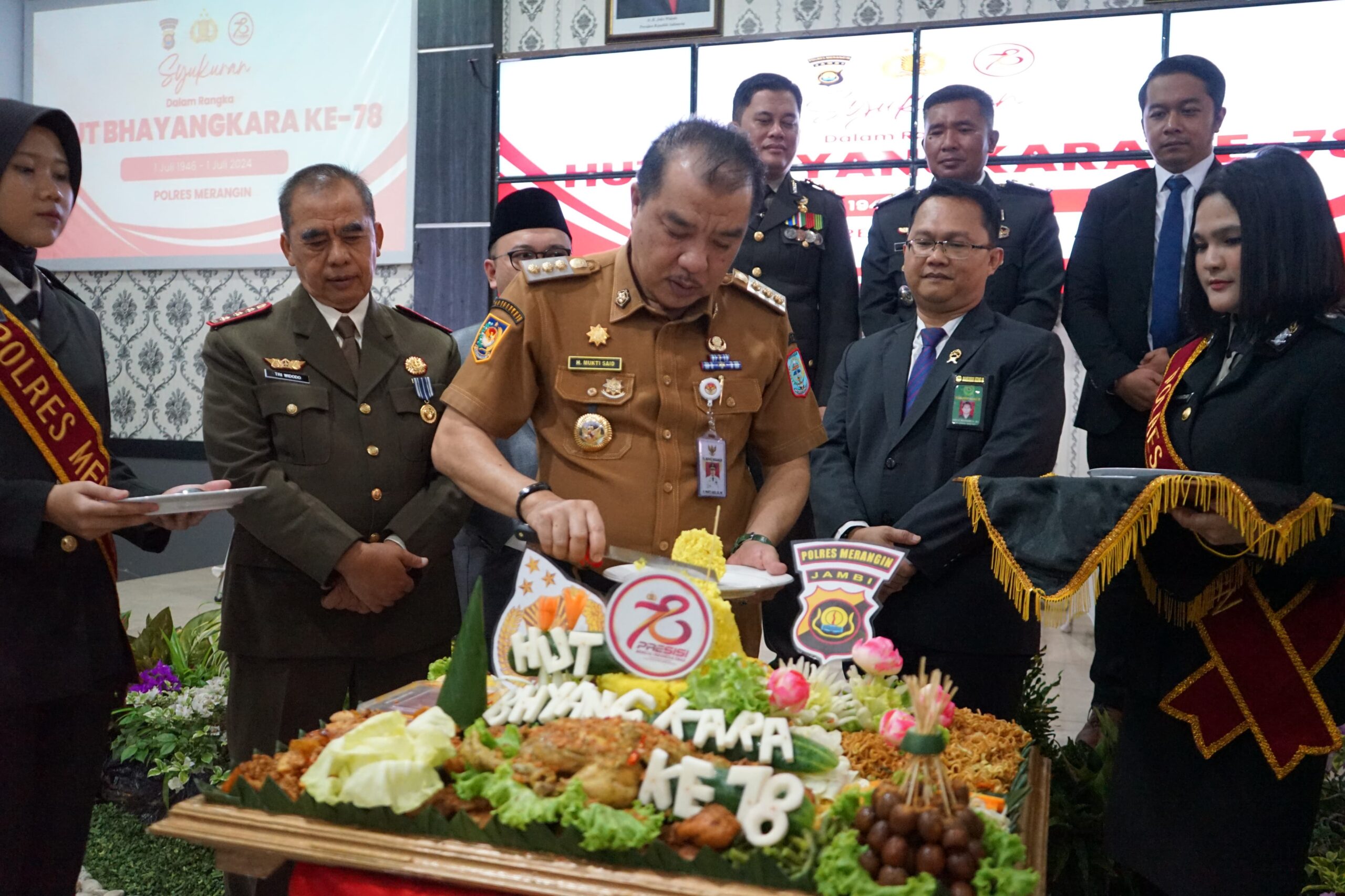 Pj Bupati Beri Tumpeng ke Kapolres Merangin Pada HUT Bhayangkara ke-78 di Mapolres Merangin