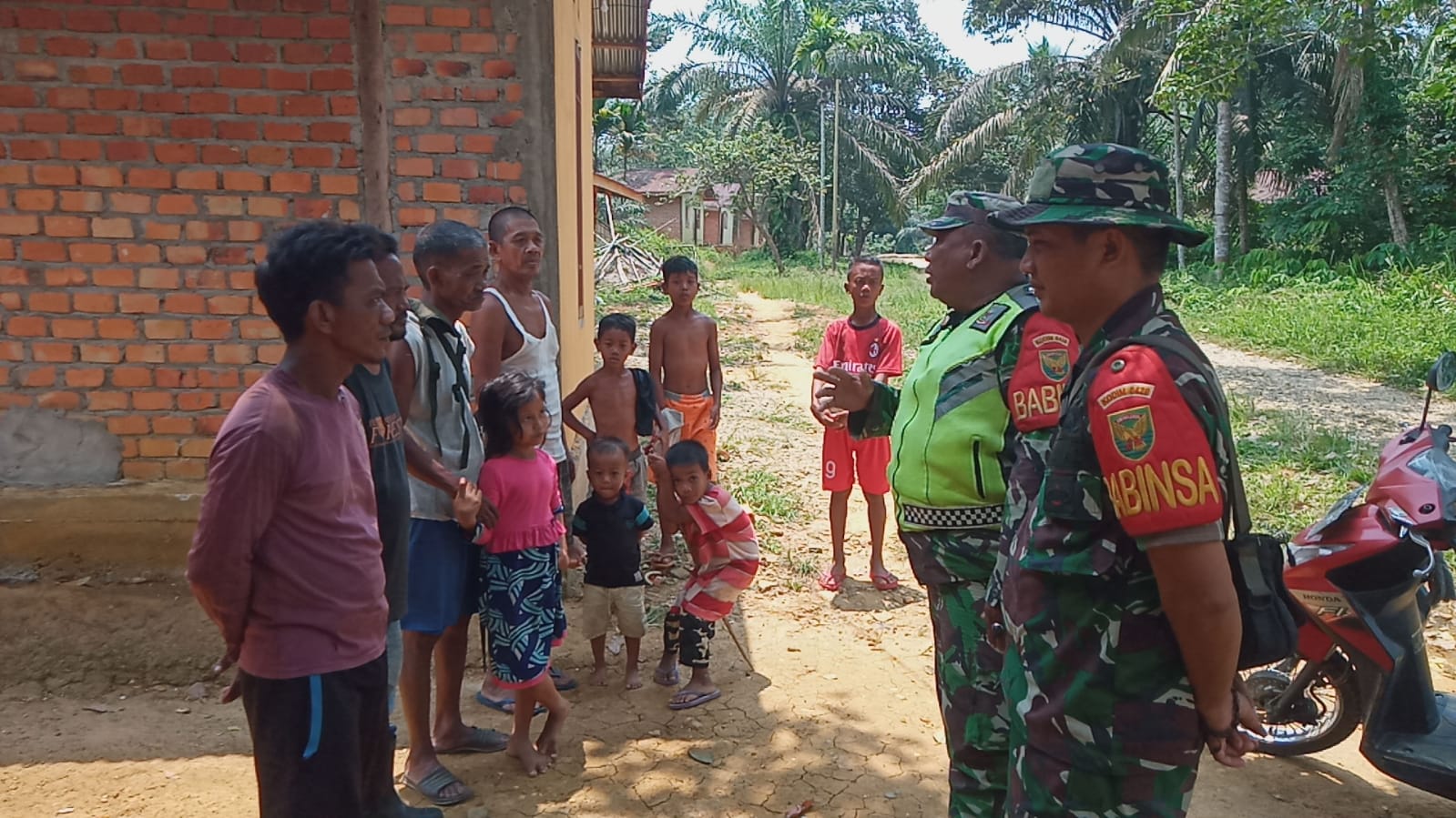 Himbau Temu Cepat Lapor Cepat Terkait Karhutla, Babinsa Komsos ke Warga Desa Binaan