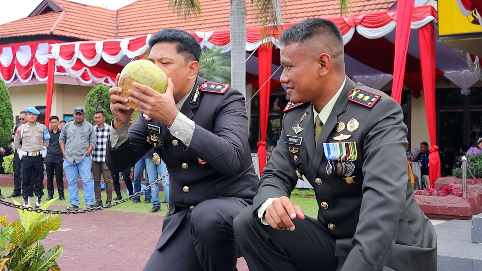 Dandim 0420/Sarko Serahkan Kelapa Muda Simbol Kekuatan dan Dukungan Kepada Polri