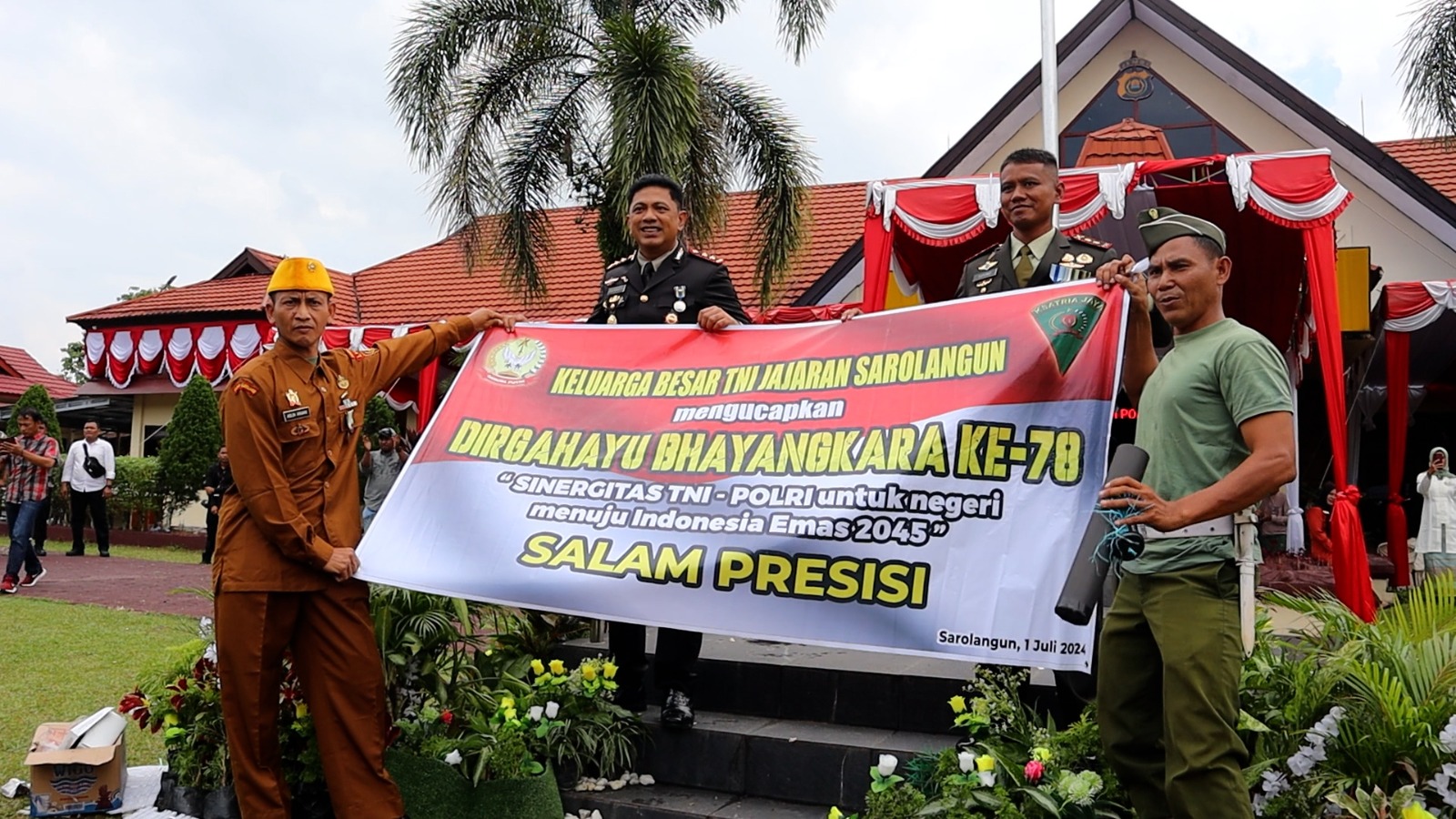 Peringatan Hari Bhayangkara ke 78 Polres Sarolangun, TNI serahkan Kelapa Muda Simbol Kekuatan dan Dukungan Kepada Polri