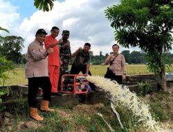 Babinsa Melaksanakan Pendampingan Terhadap Kelompok Tani Dalam Rangka Penyerahan Bantuan Pompa Air Dari Kementrian Pertanian