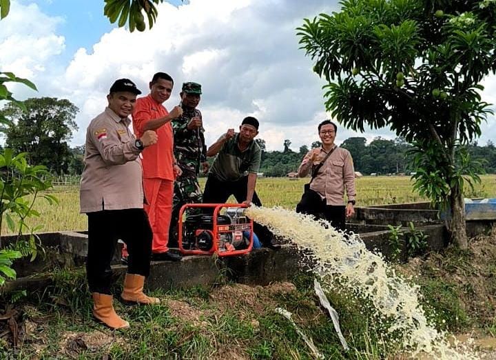 Babinsa Melaksanakan Pendampingan Terhadap Kelompok Tani Dalam Rangka Penyerahan Bantuan Pompa Air Dari Kementrian Pertanian