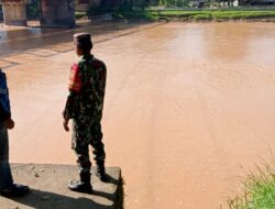 Babinsa Patroli Cek Debit Air di Sungai Batang Tembesi