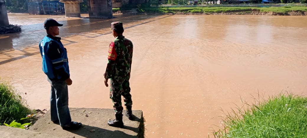 Babinsa Patroli Cek Debit Air di Sungai Batang Tembesi