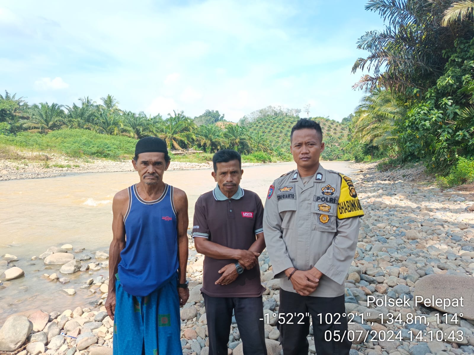 Bhabinkamtibmas bersama Masyarakat Dusun Batu Kerbau Laksanakan Monitoring secara Continued di Sungai Pelepat