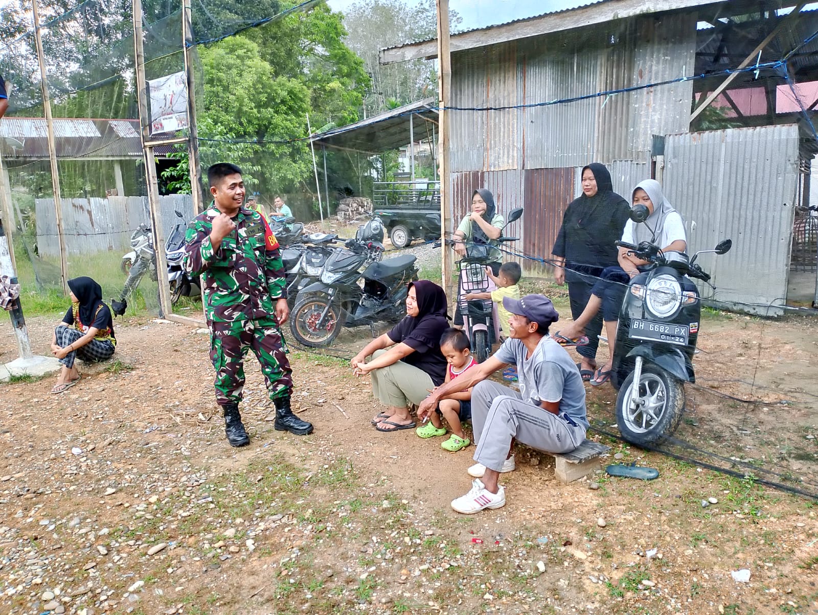 Babinsa Serda Alfeni Komunikasi Sosial Jalin Keakraban Dengan Masyarakat Desa