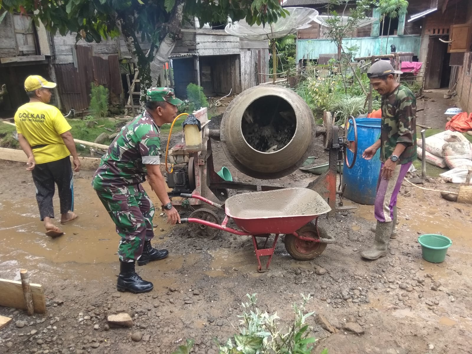 Menjadi Pelopor di Wilayah Binaan, Babinsa Sertu Hardianto Bantu Pengecoran Jalan