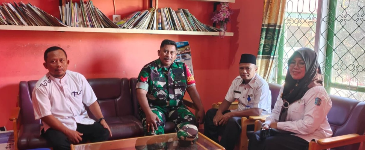 Babinsa Kopka Joko Listyawan Melaksanakan Komunikasi Sosial Jalin Silaturahmi Dengan Aparat Desa