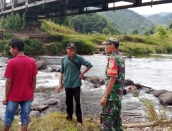 Antisipasi Banjir Babinsa Lakukan Pengecekan Debit Air Sungai