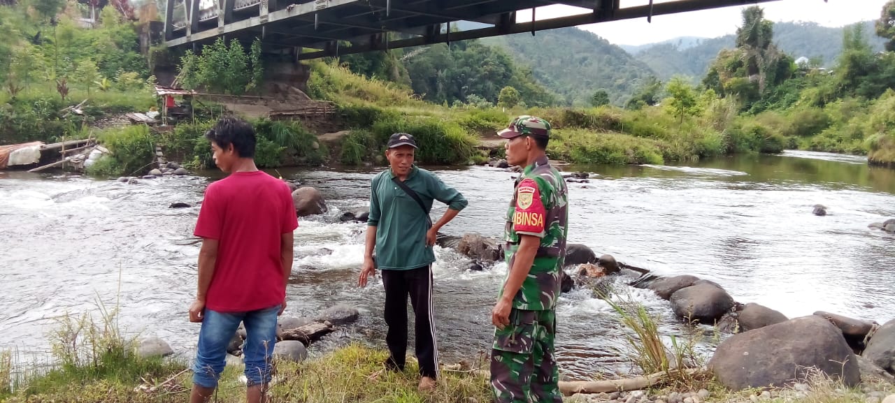 Antisipasi Banjir Babinsa Lakukan Pengecekan Debit Air Sungai