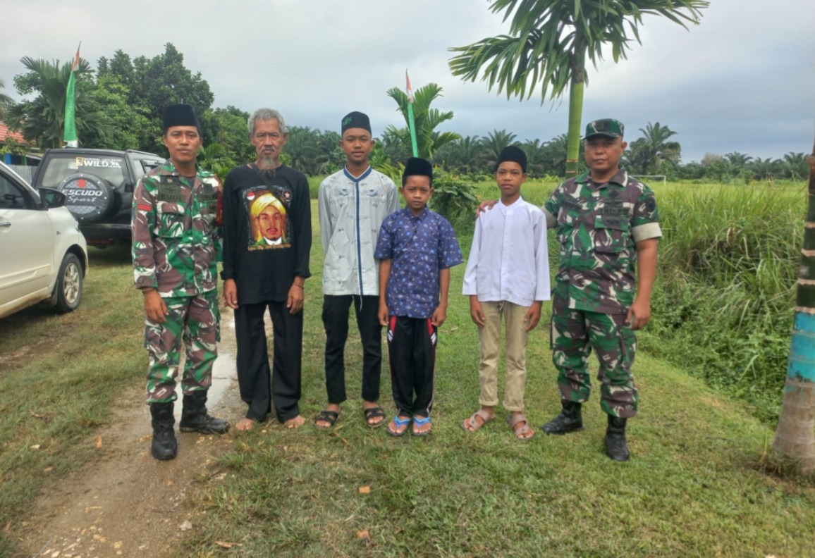 Pratu Budi Dan Serda Arifin Antar Suku Anak Dalam (SAD) Belajar Agama Ke Pondok Pesantren