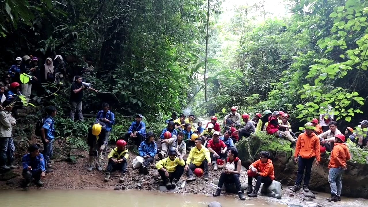 Mahasiswa Geologi, Takjub Dengan Goa Sengering Berlangit Batu Gamping, Ada Kamar dan Kursi Raja di Dalamnya