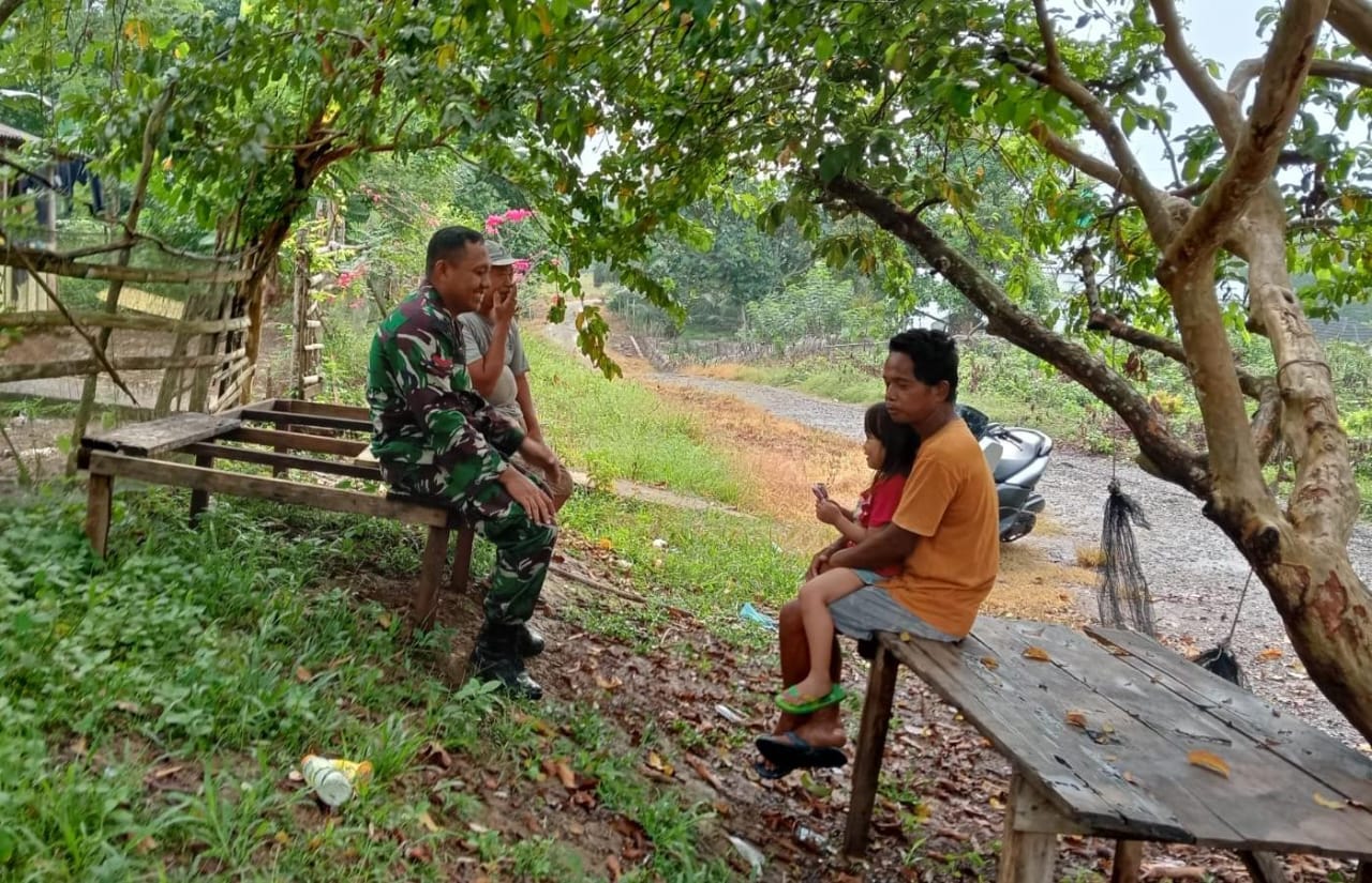 Komsos Babinsa Kopda Warsono Di Pinggir Jalanpun Jadi