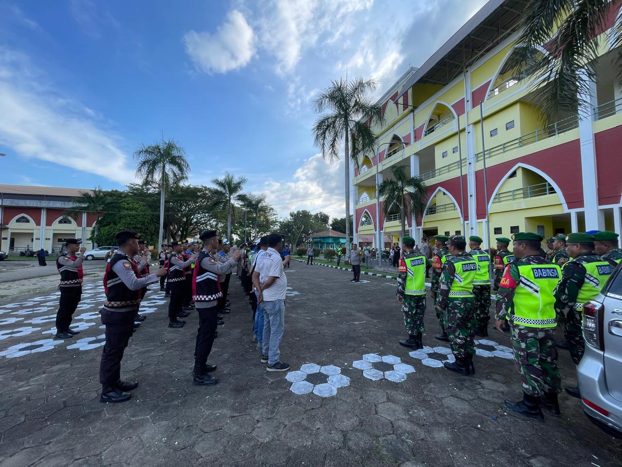 Polres Sarolangun Turunkan Puluhan Personil di Kegiatan Launching Pilkada Serentak Tahun 2024 Kabupaten Sarolangun.