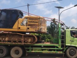 Polsek Pelepat Kembali Lakukan Pemeriksaan Dokumen dan Tujuan alat berat saat melintas di Depan Mapolsek