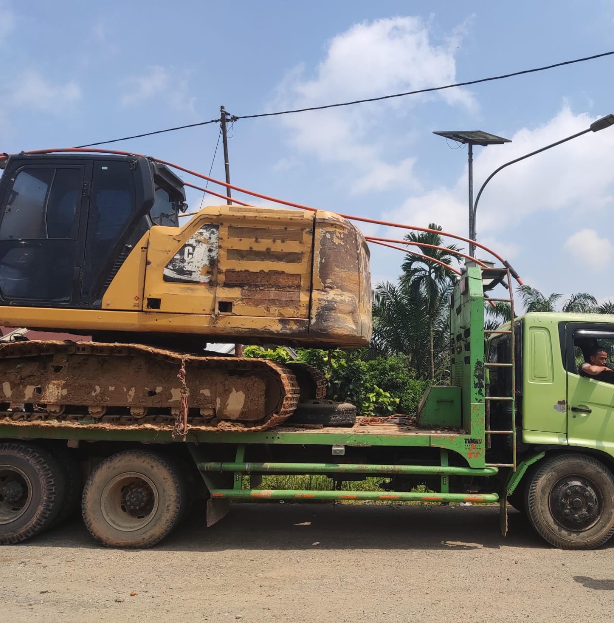 Polsek Pelepat Kembali Lakukan Pemeriksaan Dokumen dan Tujuan alat berat saat melintas di Depan Mapolsek