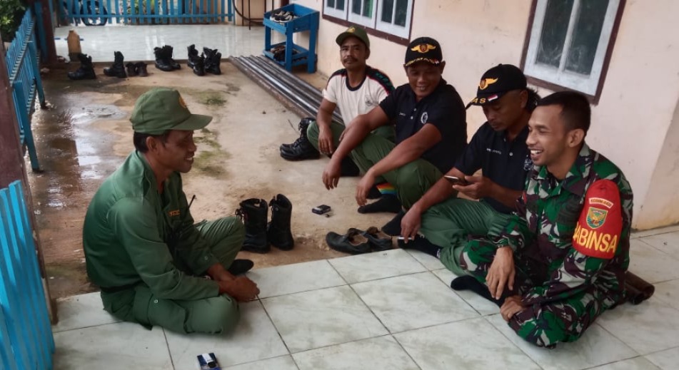 Babinsa Kopda Ricci Oktafiadi Melaksanakan Komsos Bersama Warga Desa Binaan