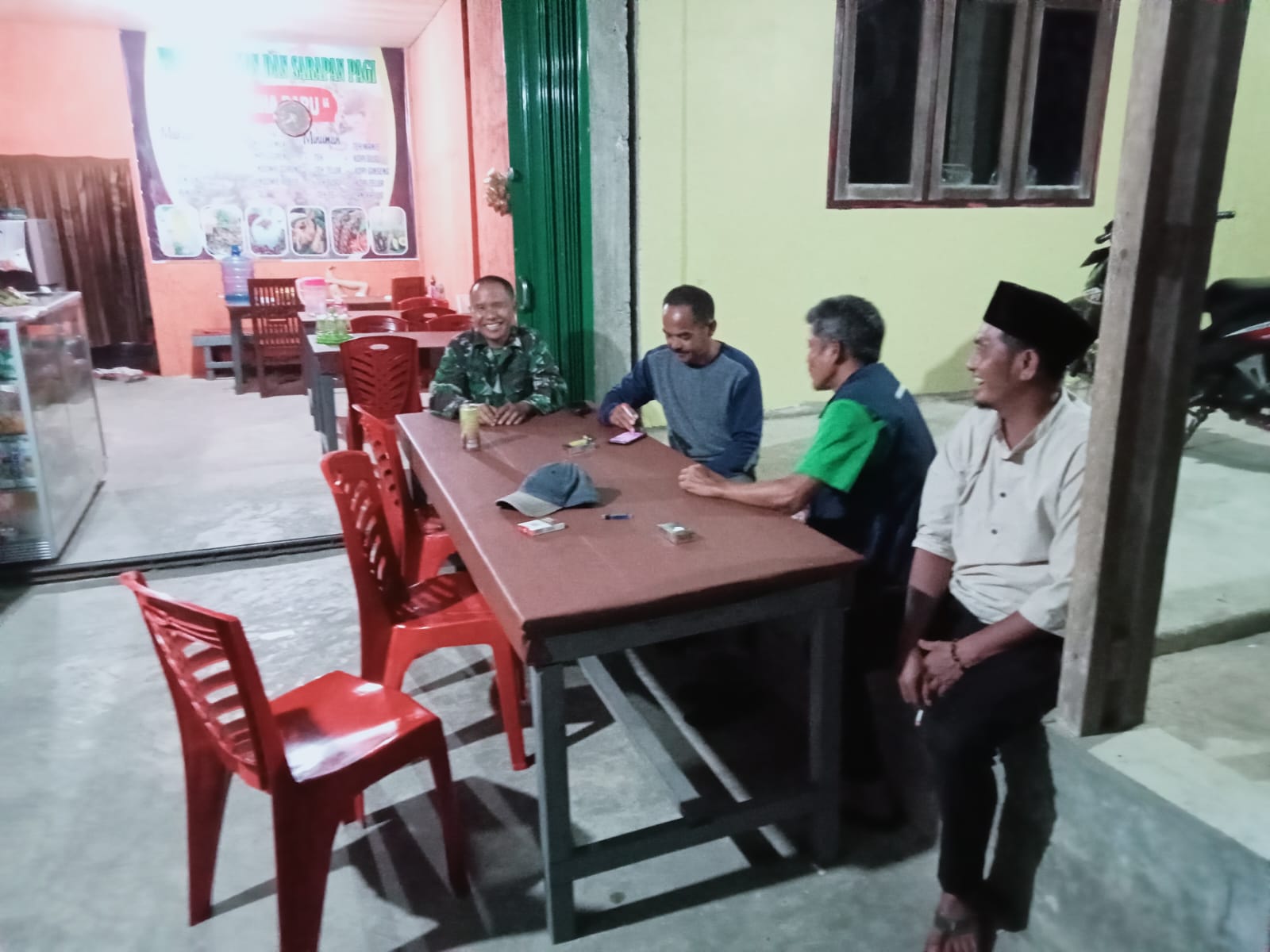 Di Warung Kopi Babinsa Koramil 06/Muara Siau Gunakan Kesempatan Komsos Dengan Warganya