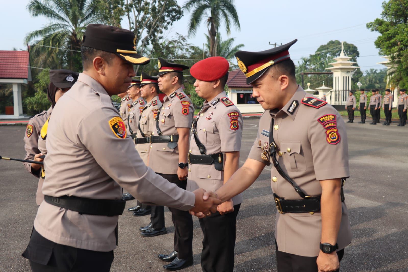 Kapolres Tebo  AKBP Dr. I  Wayan Arta Ariawan SH. S. Ik. MH. Pimpin Upacara Sertijab Dan Pelepasan Purna Bhakti Personil Polres Tebo