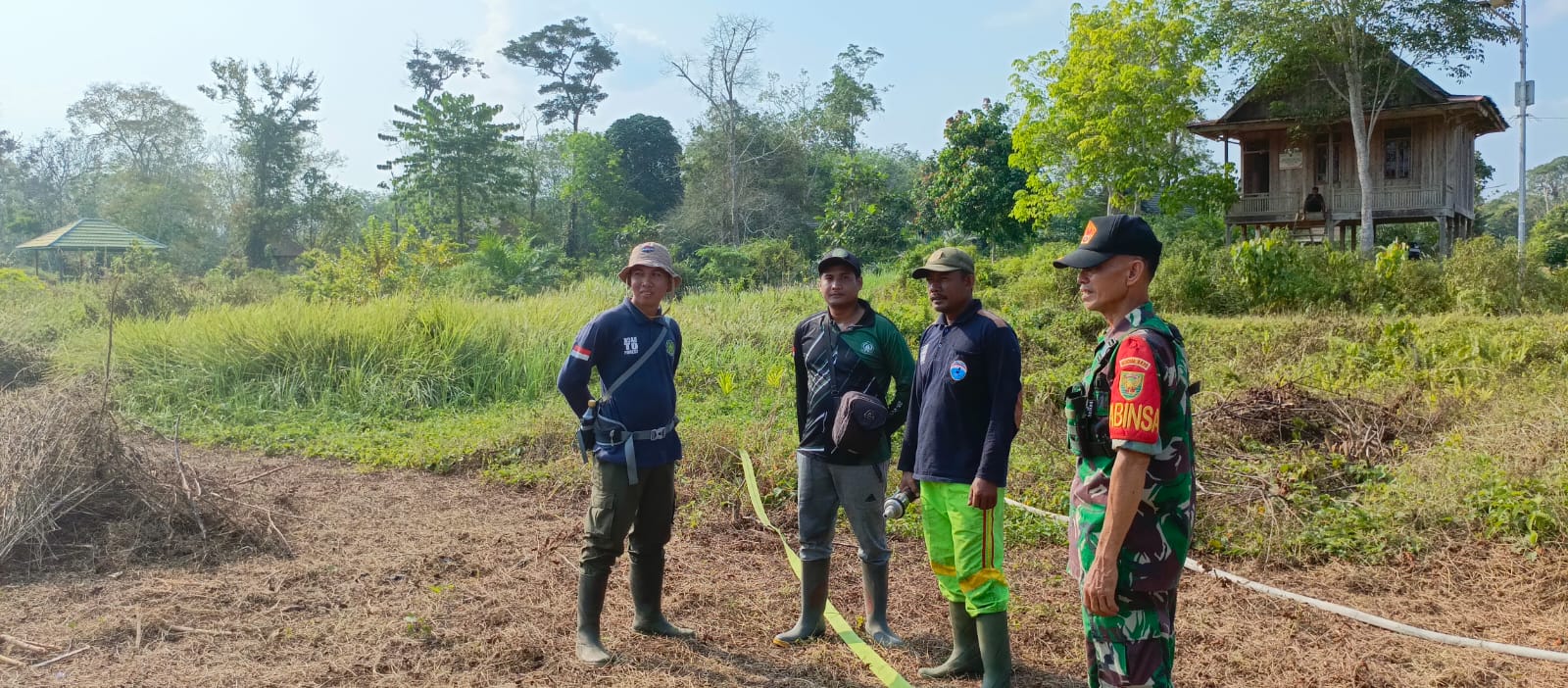 Babinsa Serka Rustam ependi Sosialisasi Karhutla     