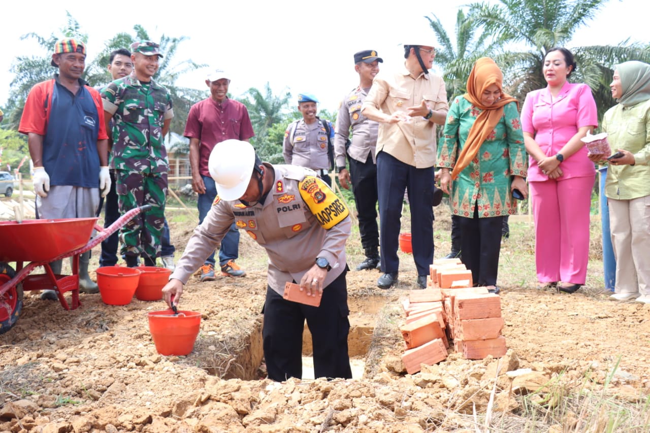 Kapolres Tebo AKBP Dr. I  Wayan Arta Ariawan SH. S. Ik. MH. Pimpin Peletakan Batu Pertama  Pembangunan Makapolsek Serai Serumpun