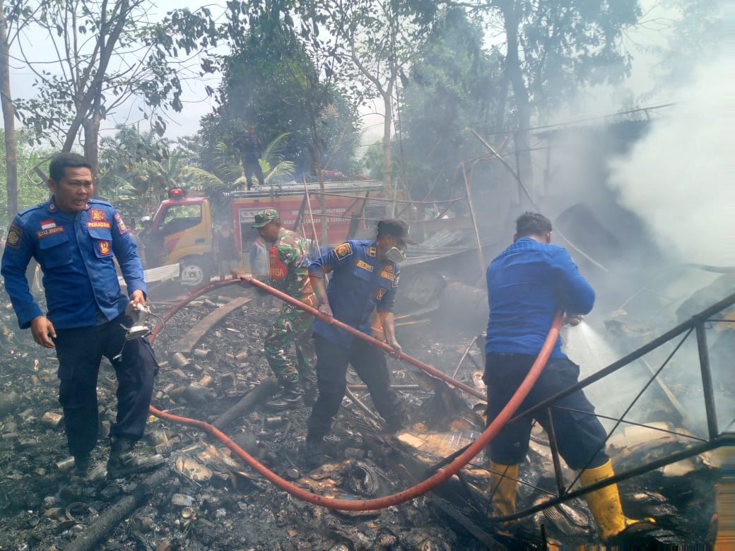 Babinsa Bantu Padamkan Kebakaran Gudang Barang Bekas Milik Masyarakat