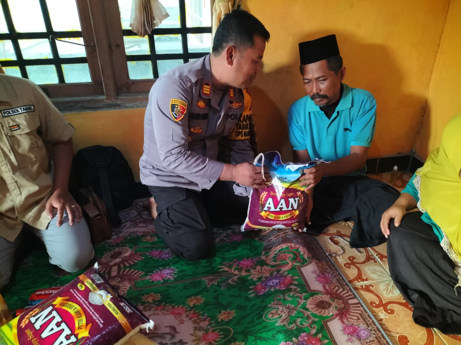 Komunitas Jum’at Berkah Tabir Selatan Sambangi Warga dan Rutin Berikan Bansos