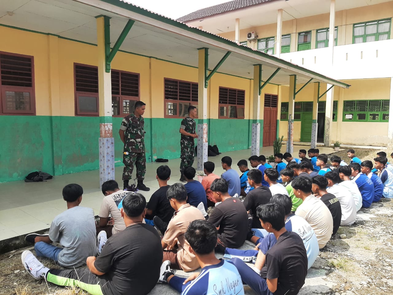 Babinsa Koramil 420-07/Sungai Manau Berikan Materi Bela Negara Dan Wasbang Dalam Rangka MPLS SMKN3 Merangin