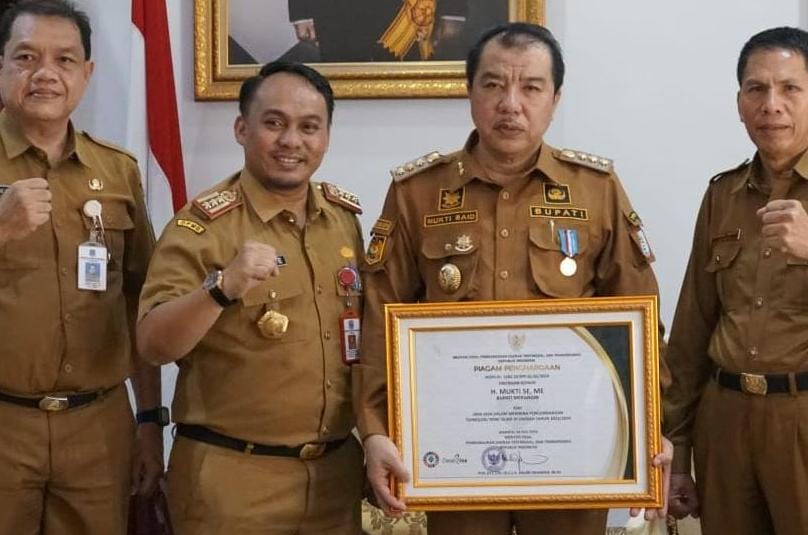 Piagam dari Mendes PDTT Diterima Pj Bupati Atas Jasa Membina Perkembangan Teknologi Tepat Guna   