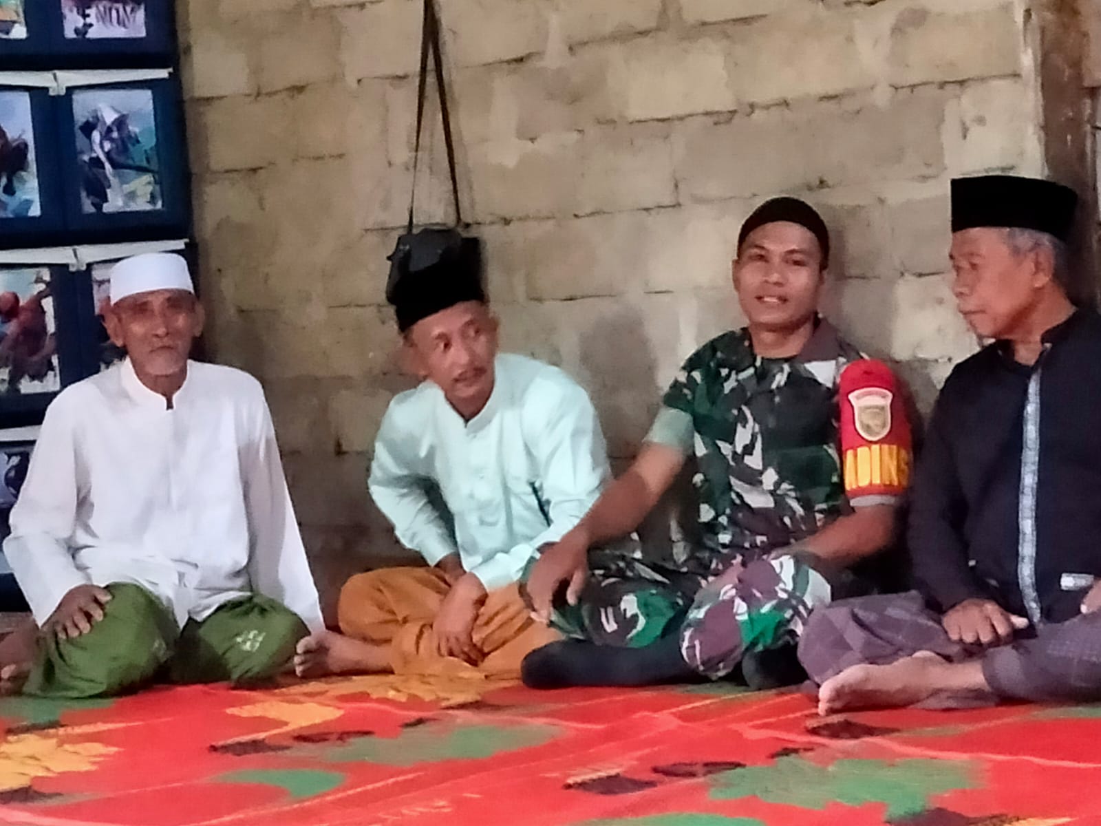 Babinsa Melaksanakan Komsos Dengan Tokoh Adat Dan Ketua Bpd 