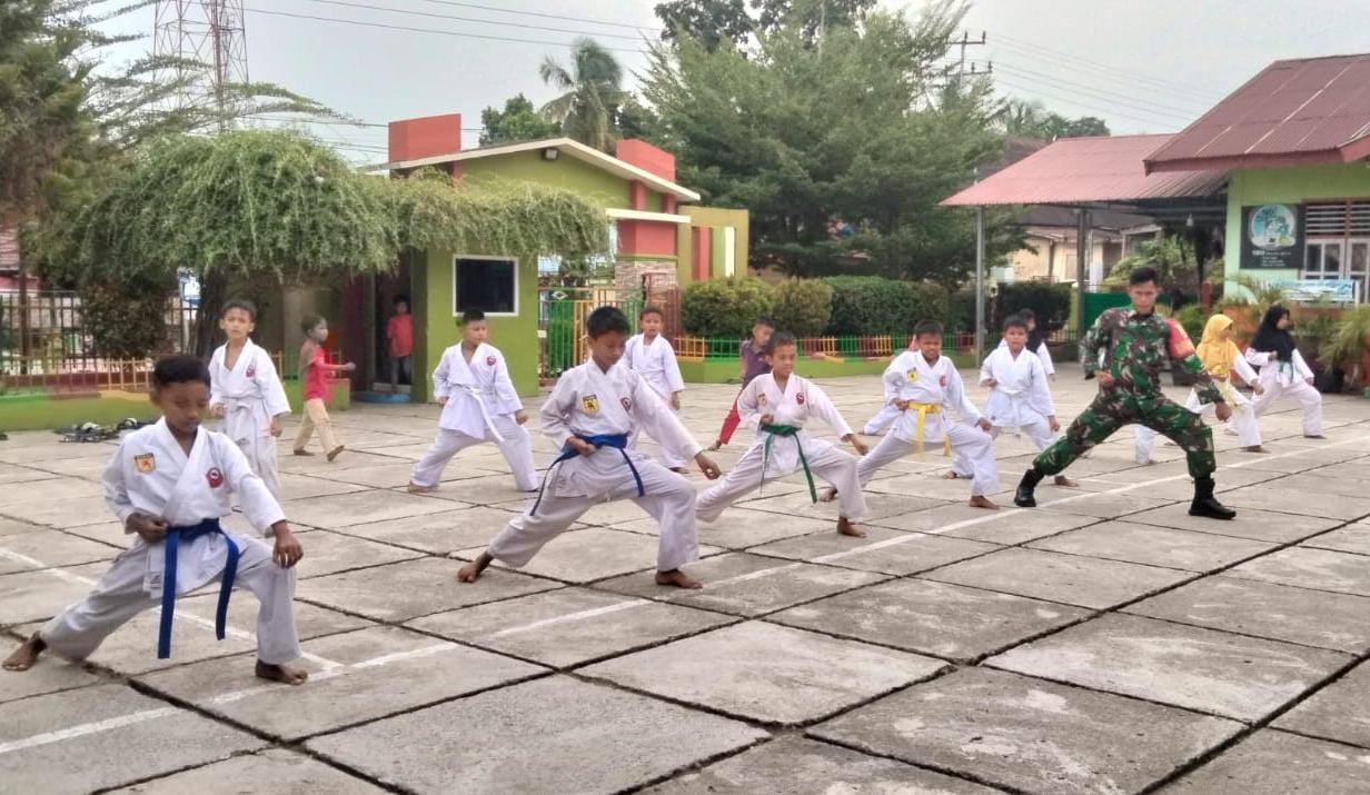 Tingkatkan Kemampuan Prajurit, Babinsa Koramil 08/tabir Laksanakan Latihan Beladiri Karate.