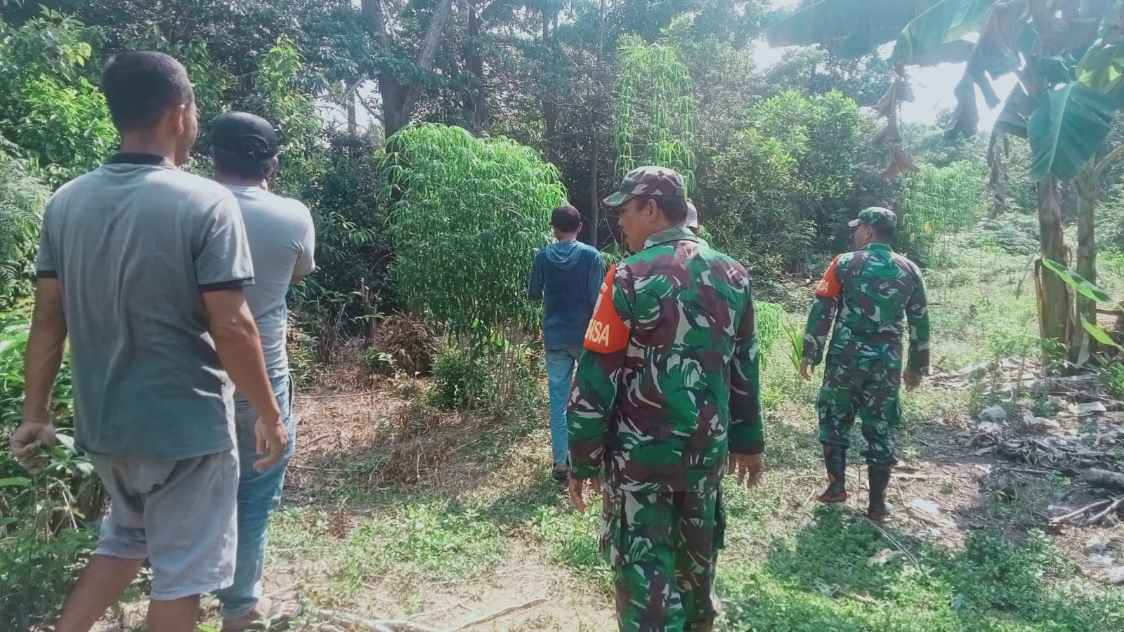 Babinsa Laksanakan Patroli Karhutla bersama warga di Desa binaan