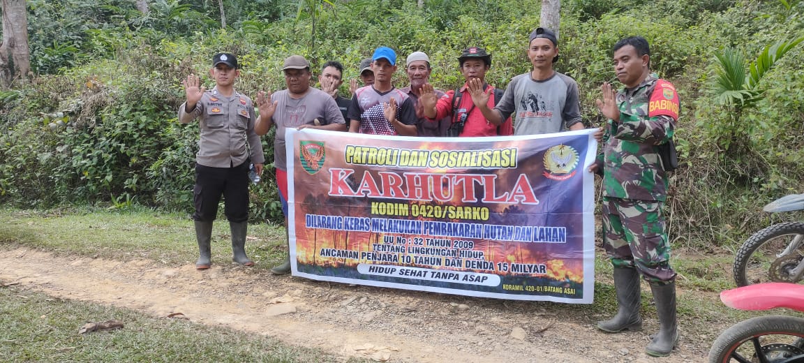 Melalui Komsosnya Babinsa Menghimbau Kepada Warga Masyarakat Tentang Larangan Membakar Hutan Dan Lahan