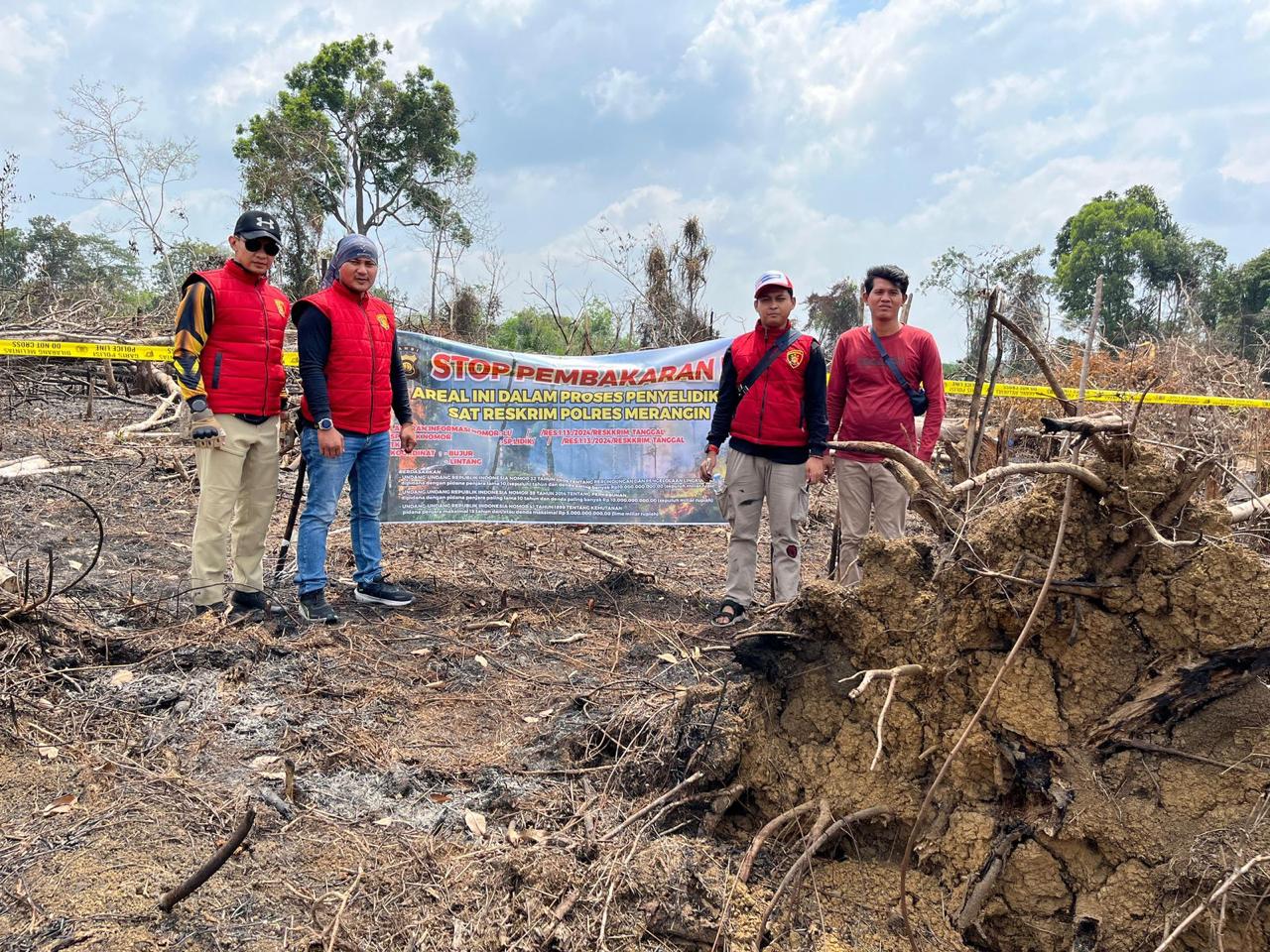 Munculnya Hot Spot Di Kabupaten Merangin, Personil Sat Reskrim Polres Merangin Olah TKP Karhutlah Di Desa Limbur 